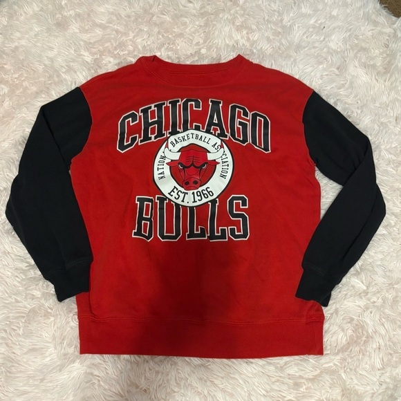 Chicago Bulls Red and Black Sweatshirt Small Color Block NBA 90s Vintage Style - Picture 1 of 4